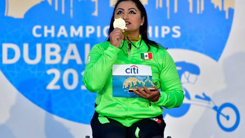 Image of a female Para Athletics in the podium with her gold medal