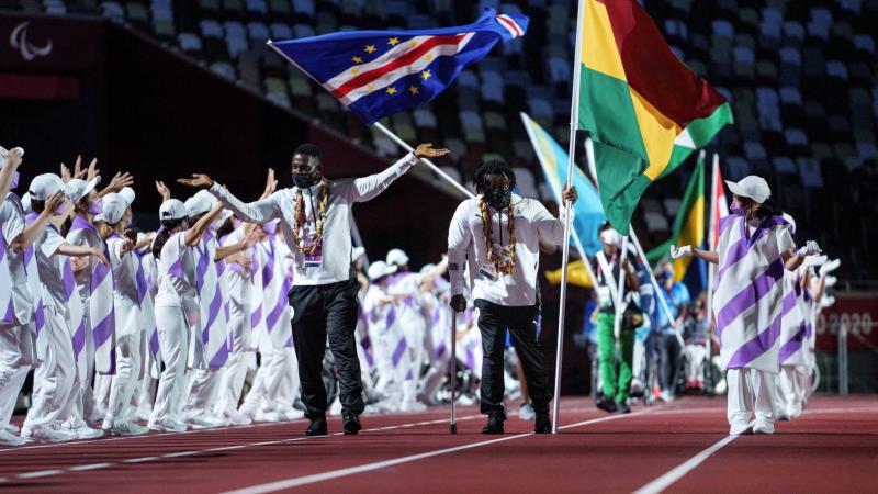 Emmanuel Oku carries Ghana's flag into the Closing Ceremony of the Tokyo 2020 Paralympic Games.