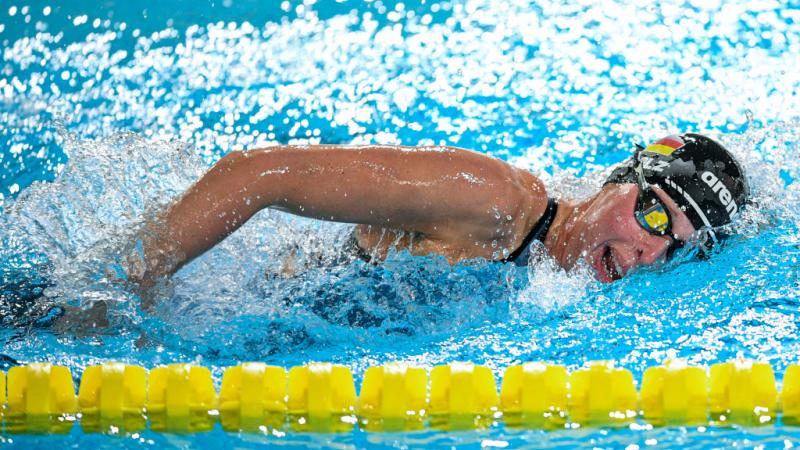 A female Para swimmer with a cap with the German flag