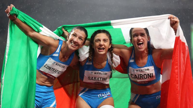 Italy's Monica Contrafatto (left), Ambra Sabatini (centre) and Martina Caironi celebrate their triple podium at Tokyo 2020. 