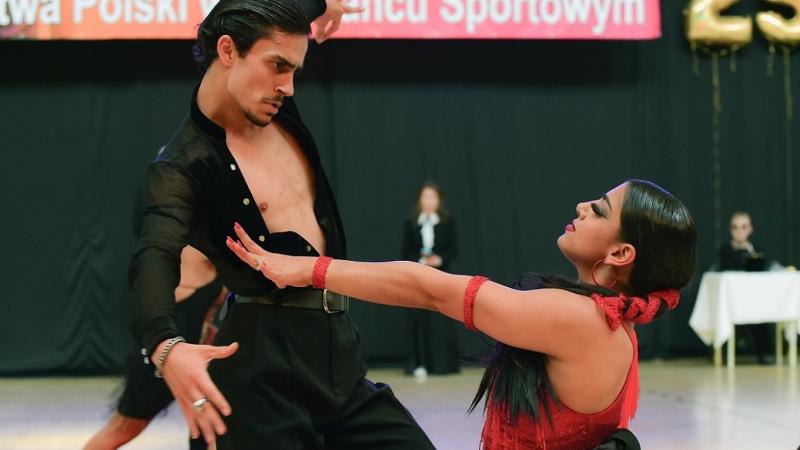 A male standing dancer and a female wheelchair dancer in a competition