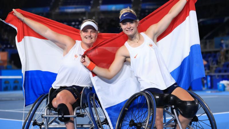 Diede de Groot Aniek van Koot holding up the Netherlands flag