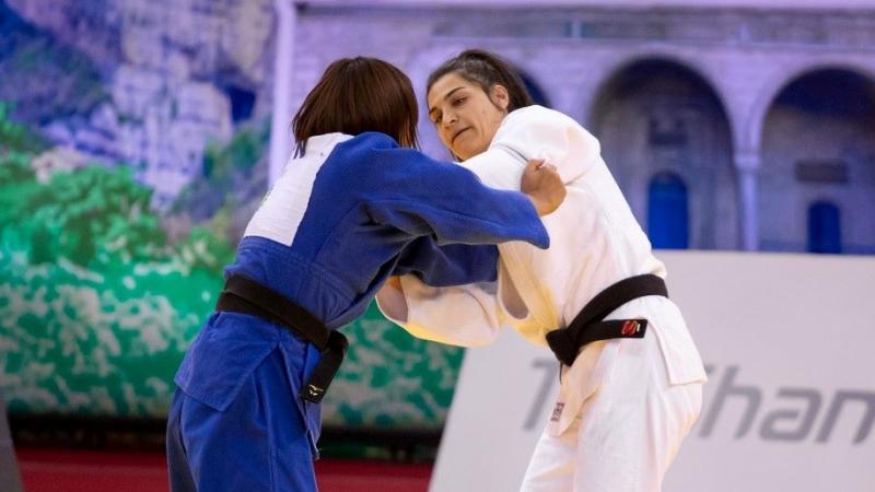 Two female judoka competes