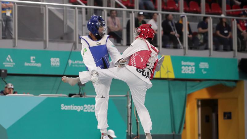 Cicero Do Nascimento de Brazil (blue) y gersson mejia de Guatemala 