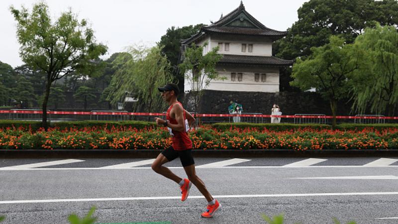 El Amin Chentouf running past a Japanese monument during the Tokyo marathon