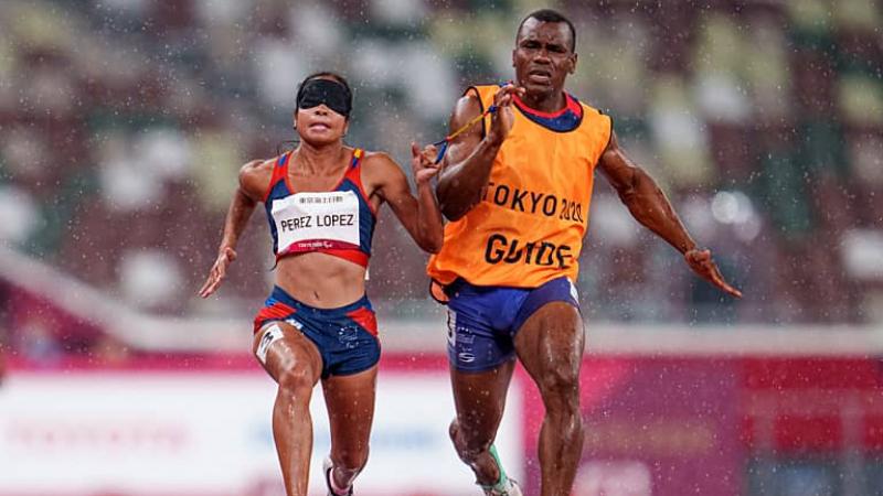 Linda Patricia Perez Lopez sprinting to the finish tethered to her male sighted guide