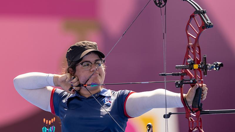 Para archer Mariana Zuniga pulls back her arrow ready to shoot 