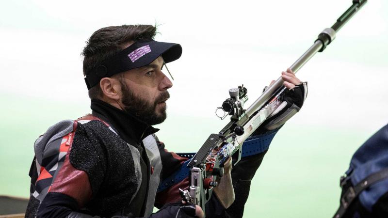An athlete gesture after a round