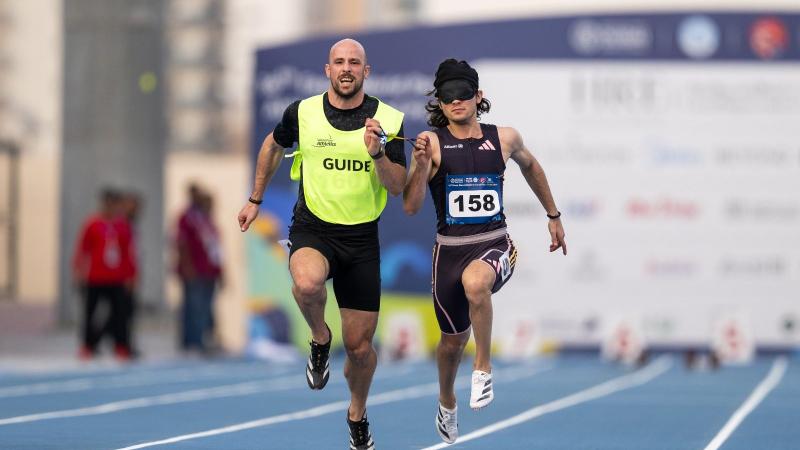 Un atleta con su guía en una carrera