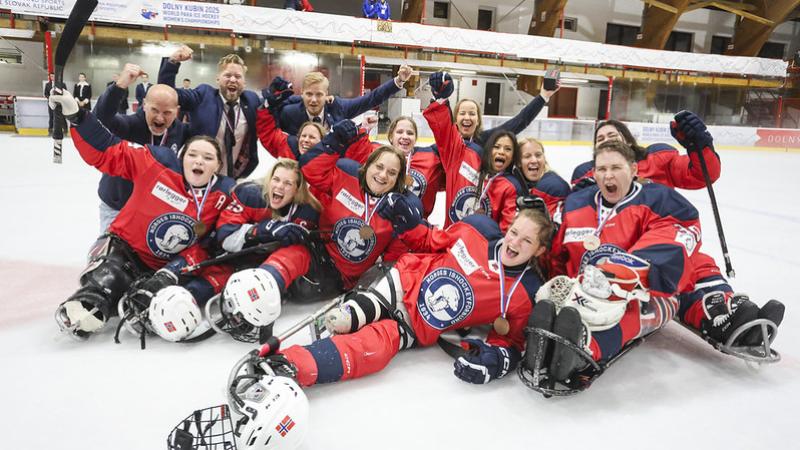 Norway's women's Para ice hockey national team celebrating the bronze medal at Dolny Kubin 2025