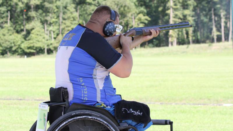 A Para Trap shooter aims his shot 