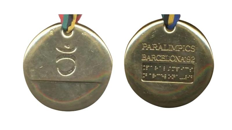 The front and back of the Barcelona 1992 Paralympic medal.