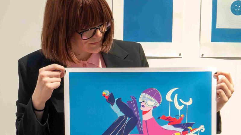 Carolina Altavilla showcasing the Milano Cortina 2026 Paralympic Winter Games posters.
