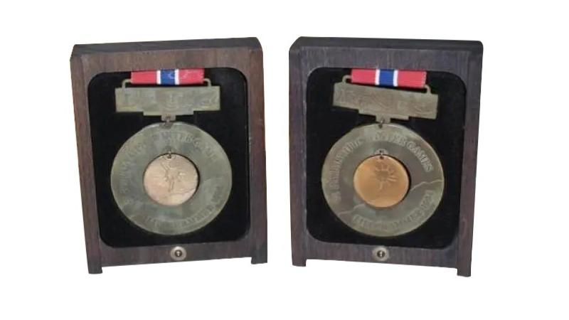 The two silver and bronze medals of the Lillehammer 1994 Paralympic games.