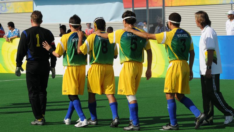 The team comes to the pitch