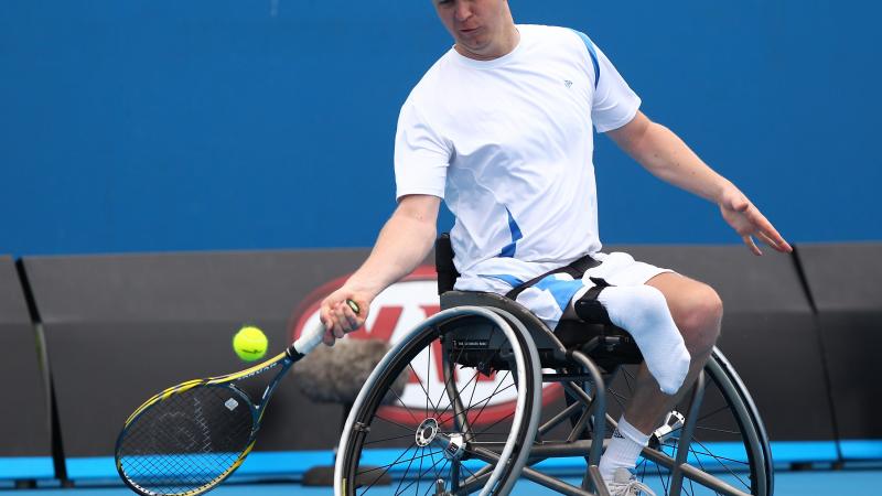 Ronald Vink in a wheelchair tennis match