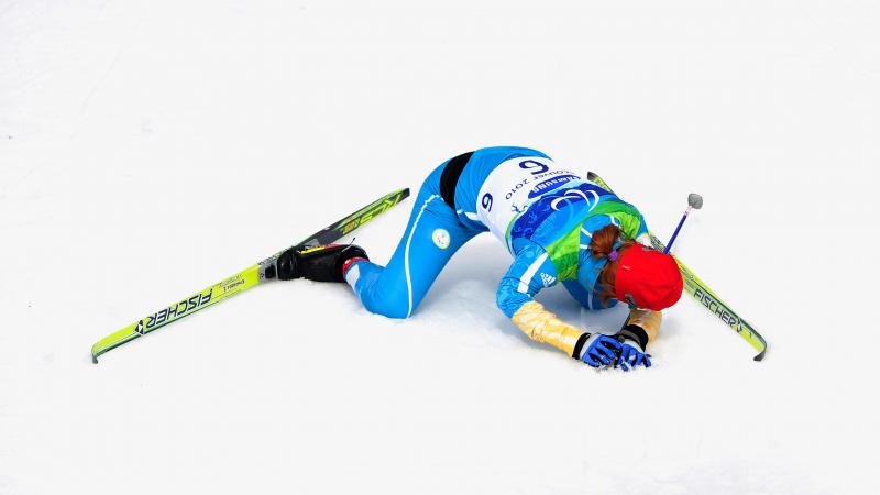 Oleksandra Kononova collapsing after winning race