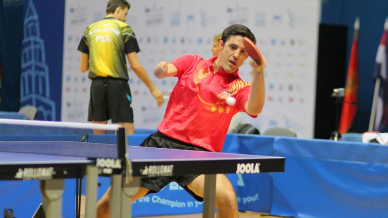 A Spanish person playing table tennis