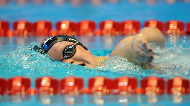 A picture of a woman swimming, paralympic swimming