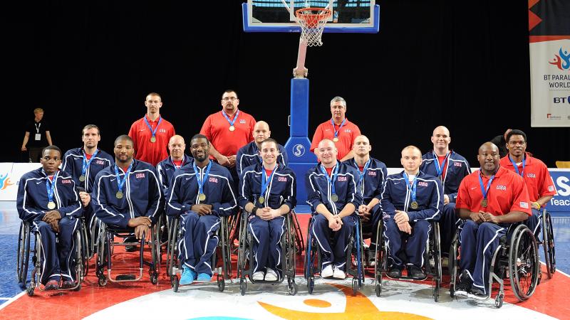 A picture of a group of person in wheelchair posing for a foto