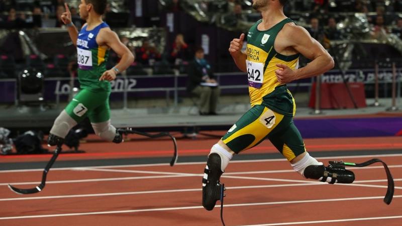 Alan Oliveira wins the men's 200m T44 at London 2012