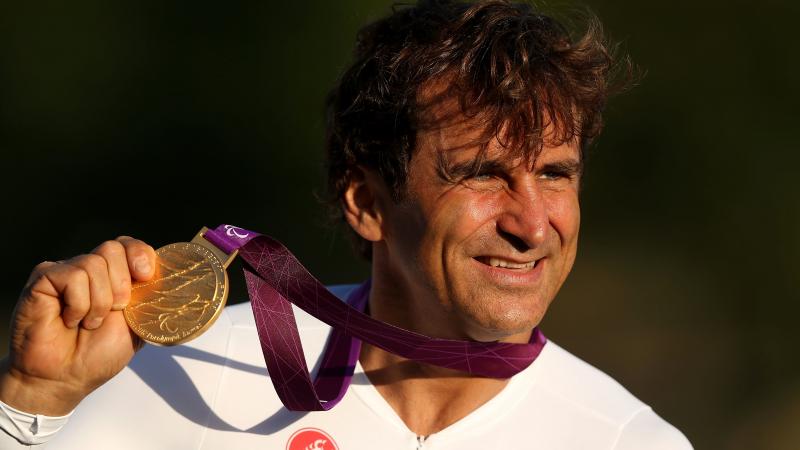 Alex Zanardi wins gold at London 2012