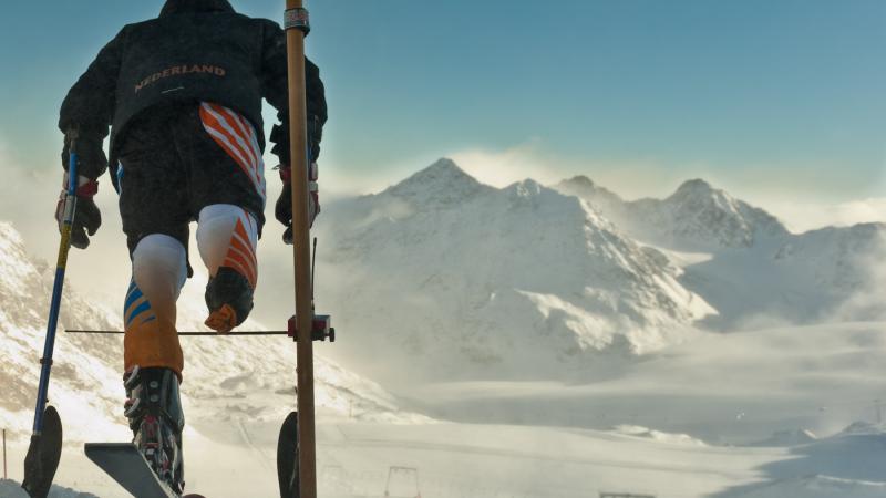 A picture of man ready to for a ski race