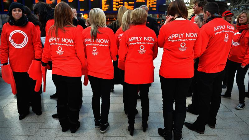 A picture of 5 persons wearing a Tshirt with "Apply Now" written on it.