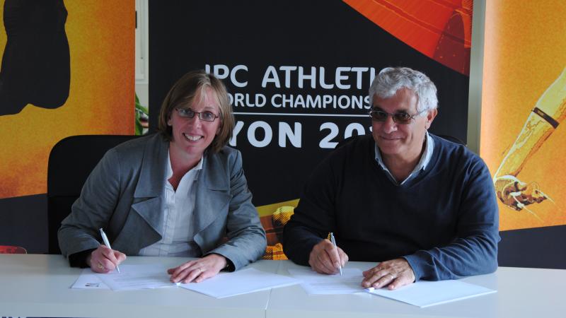 Fabienne Bonnet, representing Otto Bock, and Marcel Ferrari sign the agreement