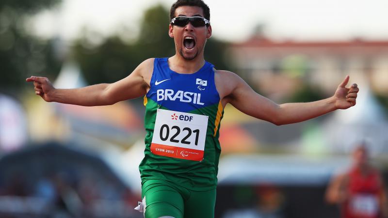 Alan Fonteles Oliveira winning the 200m T43 in Lyon