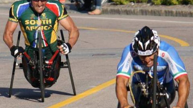 Alex Zanardi competes against Ernst van Dyk