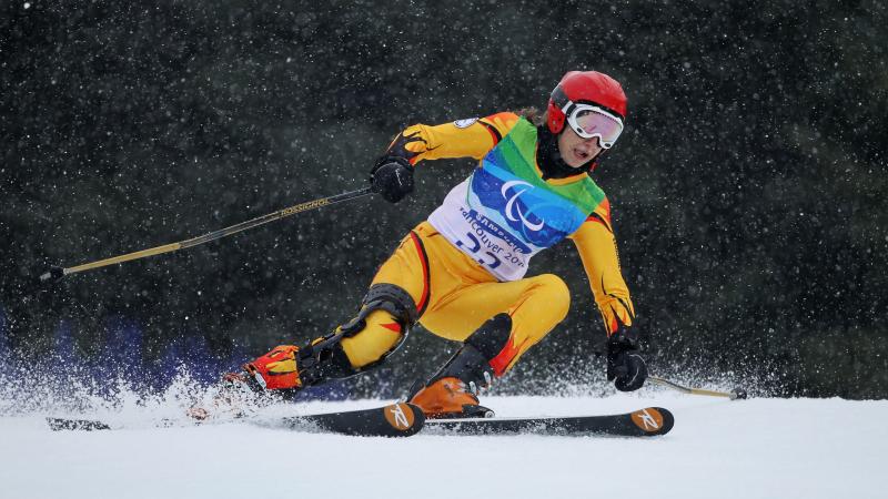 Laura Valeanu skiing