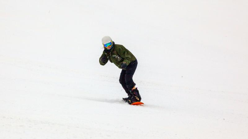 Joany Badenhorst on a snowboard at a snowboard-cross event. 