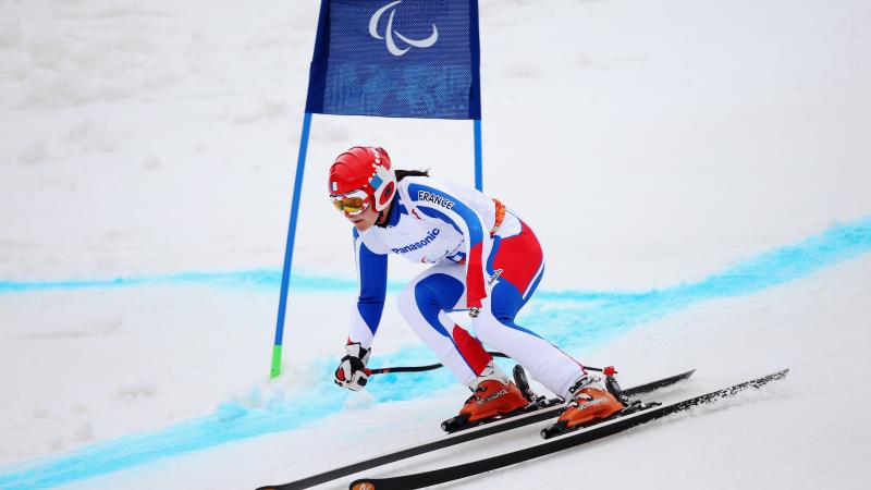 Marie Bochet skiing past a gate