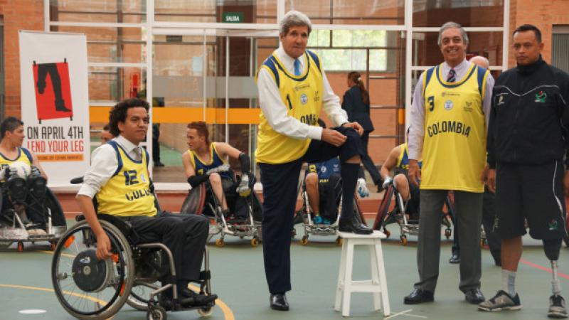 John Kerry takes part in the "Lend Your Leg" programme in Bogota, Colombia.