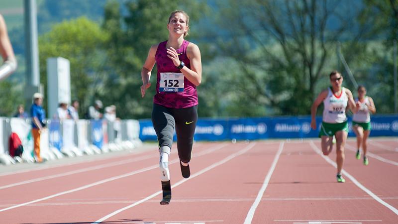 Marlou Van Rhijn on her way to smashing the 400m T43 world record in Nottwil in May 2014