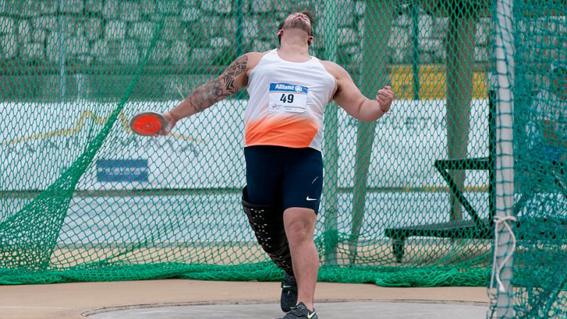 Aled Davies throwing a discus