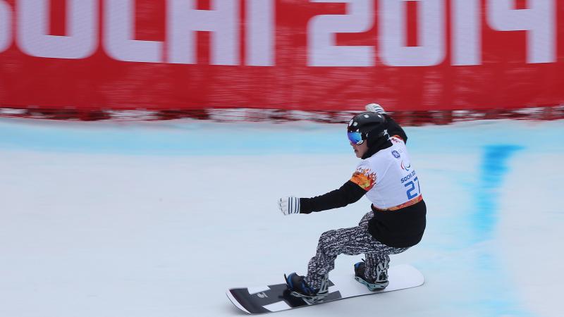 Matti Suur-Hamari glides down the course in the Men's Para Snowboarding Cross - Standing