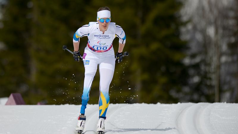 Women on cross-country skis on the slopes.