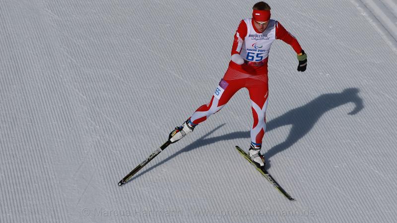 a para skier skies down the slope