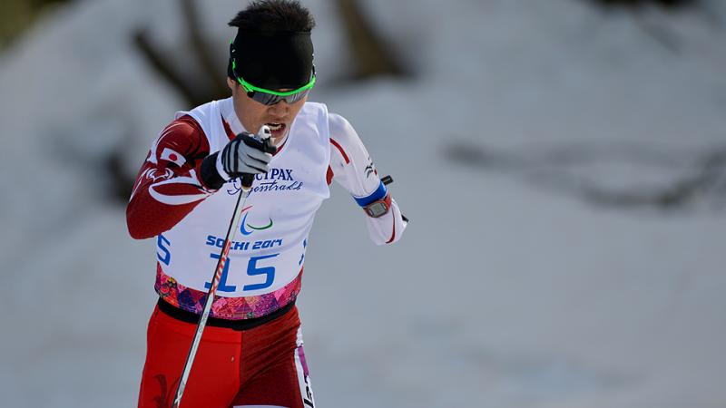 Man with an arm amputation doing nordic skiing