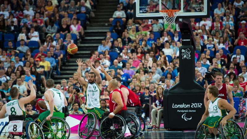 Tristan KNOWLES, Australia reaches out to complete his team mate's pass 