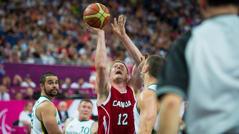 Patrick ANDERSON, Canada takes a one handed shot