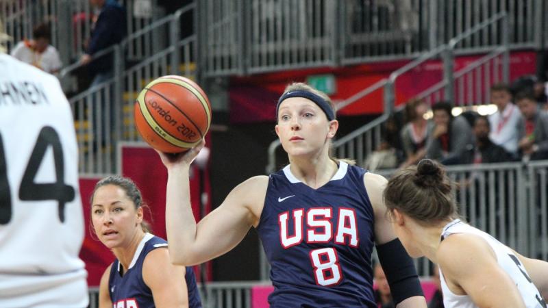 Natalie SCHNEIDER, USA looks for the pass