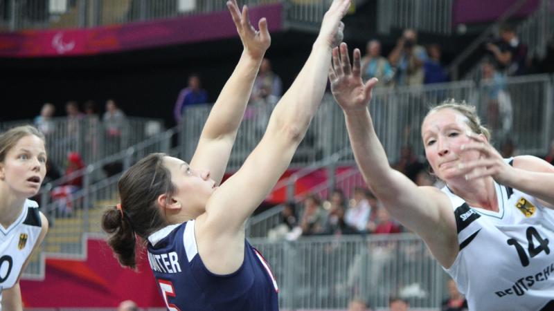 Darlene HUNTER, USA takes a shot with an attempted block by Marina MOHNEN, GER 