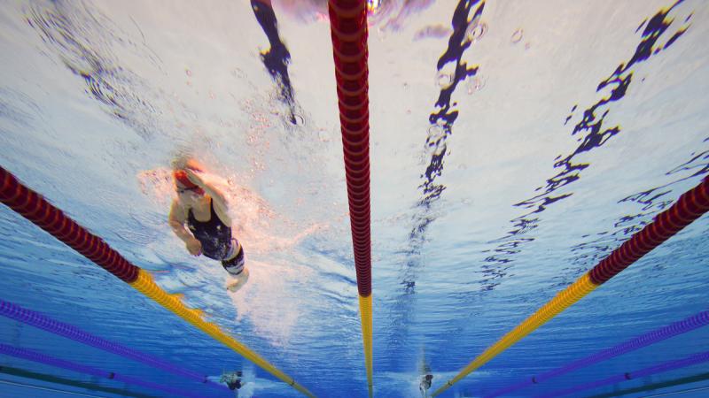 Under water shot, leads the pack