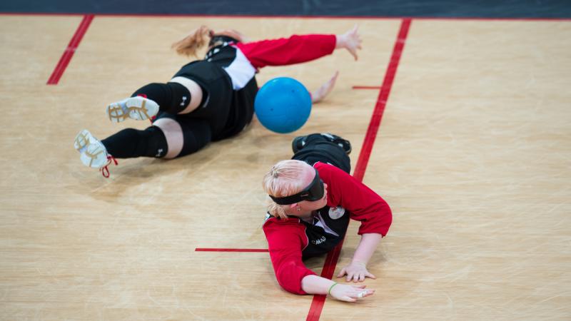 Amy KNEEBONE, Canada and her team mate defend