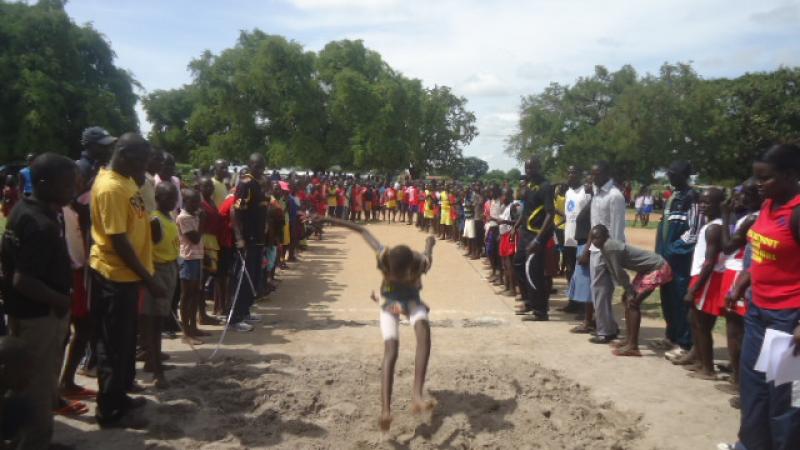 Young people in Uganda try out para-athletics 