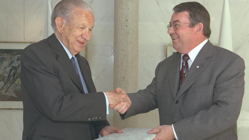 Juan Antonio Samaranch and Bob Steadward sign first IOC-IPC Agreement, shaking hands