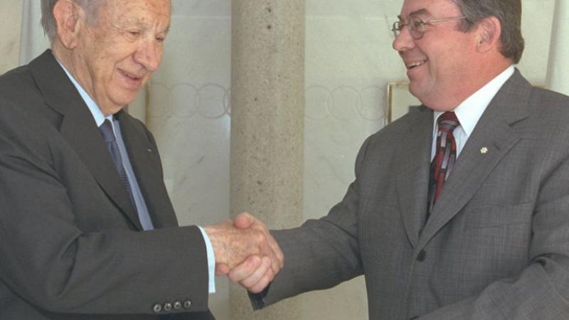 Juan Antonio Samaranch and Bob Steadward signing the first IPC/IOC agreement